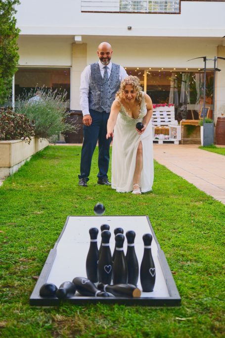 Novios jugando a los bolos de madera de Patolavida durante su boda