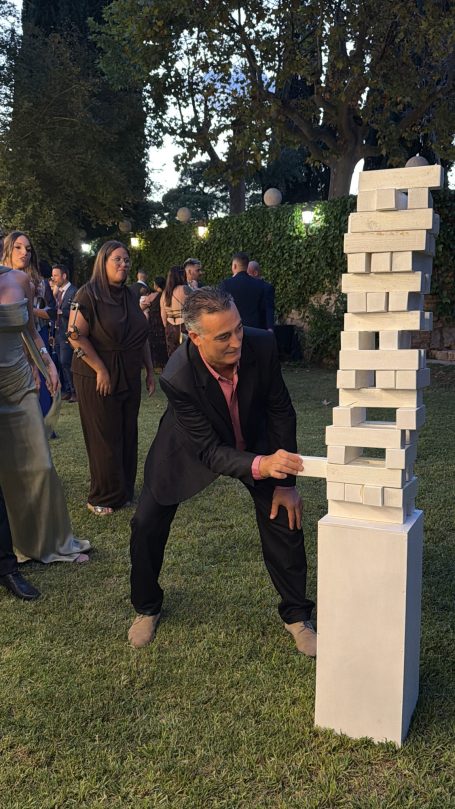 Invitado sacando una pieza del Jenga gigante de Patolavida